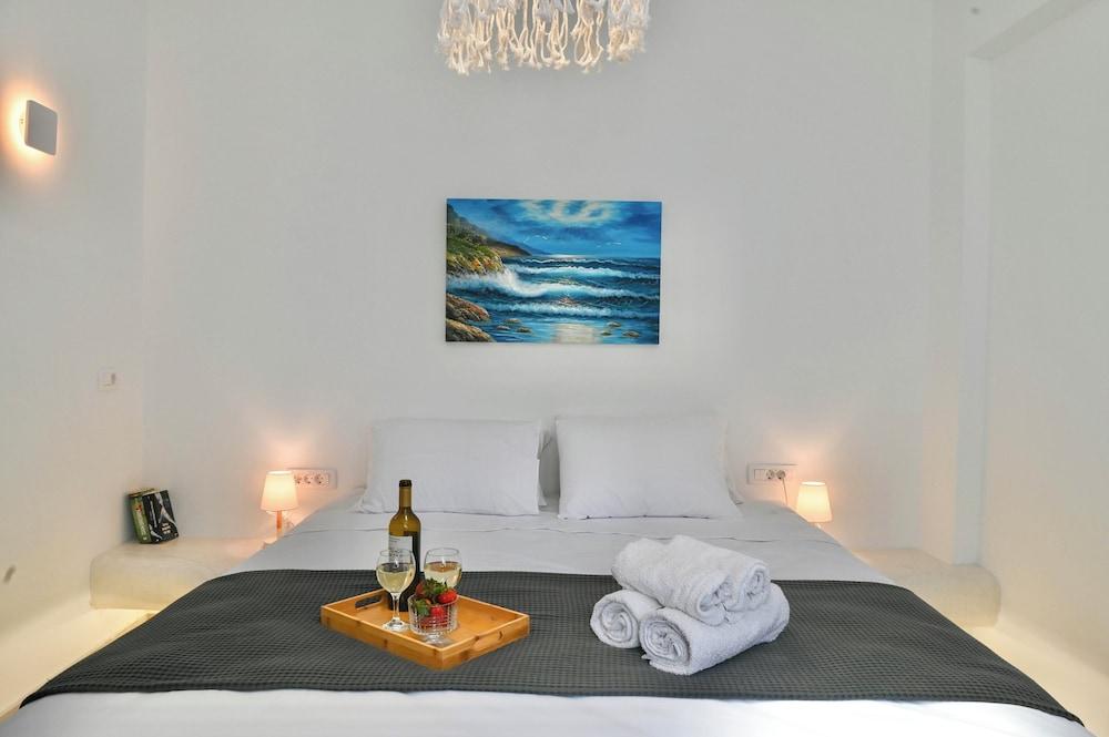 Serenite 2 Bd Santorini Getaway with Sea View