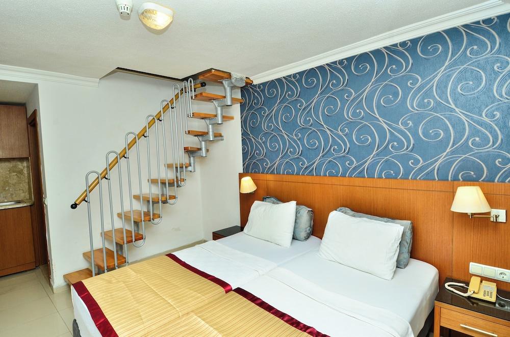 Tropic Beach Club Side