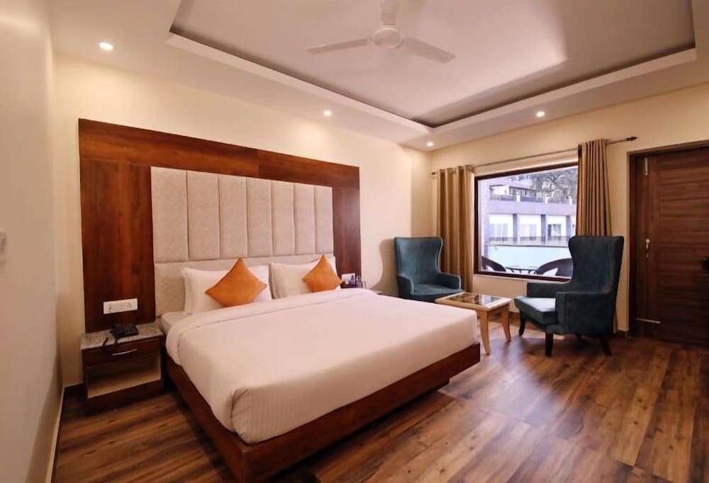 The Amparo - By Pearl Adventure