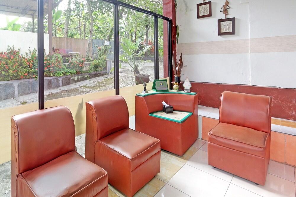 OYO 90878 Pakem Sari Hotel & Convetion