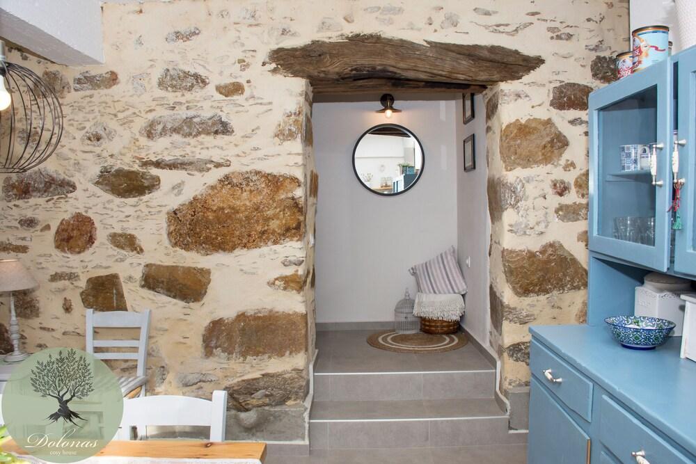 Dolonas Cosy House