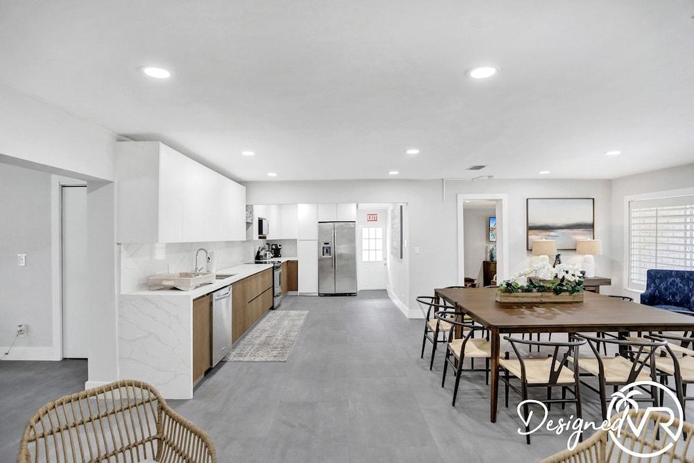 6 BR With Heated Pool Close to Beach