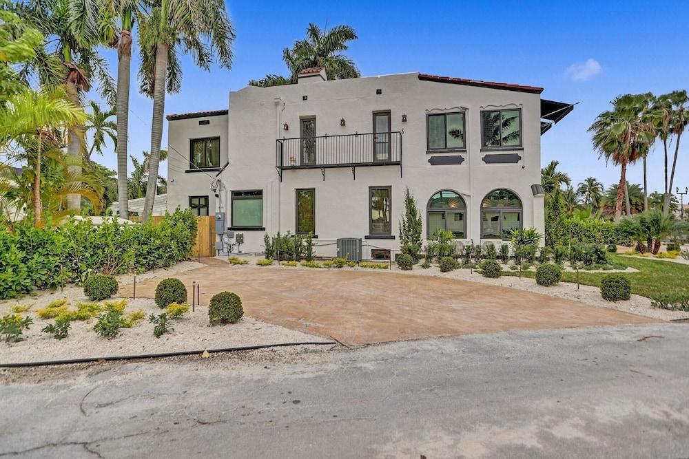 5BR Charm With Heated Pool and Lakefront