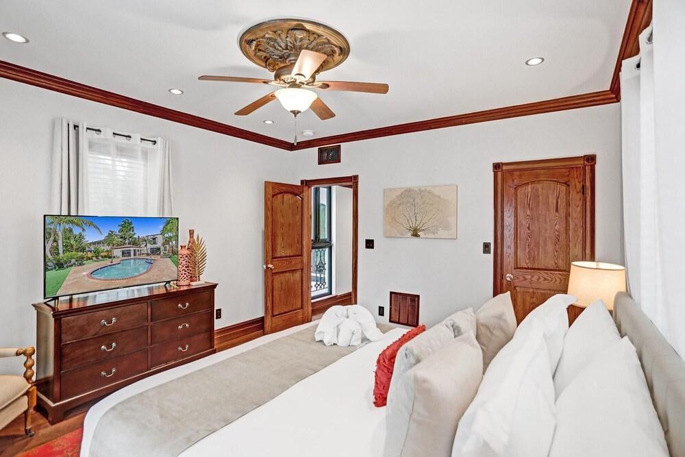 5BR Charm With Heated Pool and Lakefront