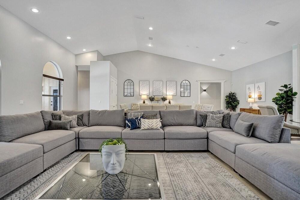 Luxury 8-br With Pool & Mini-golf & Soccer