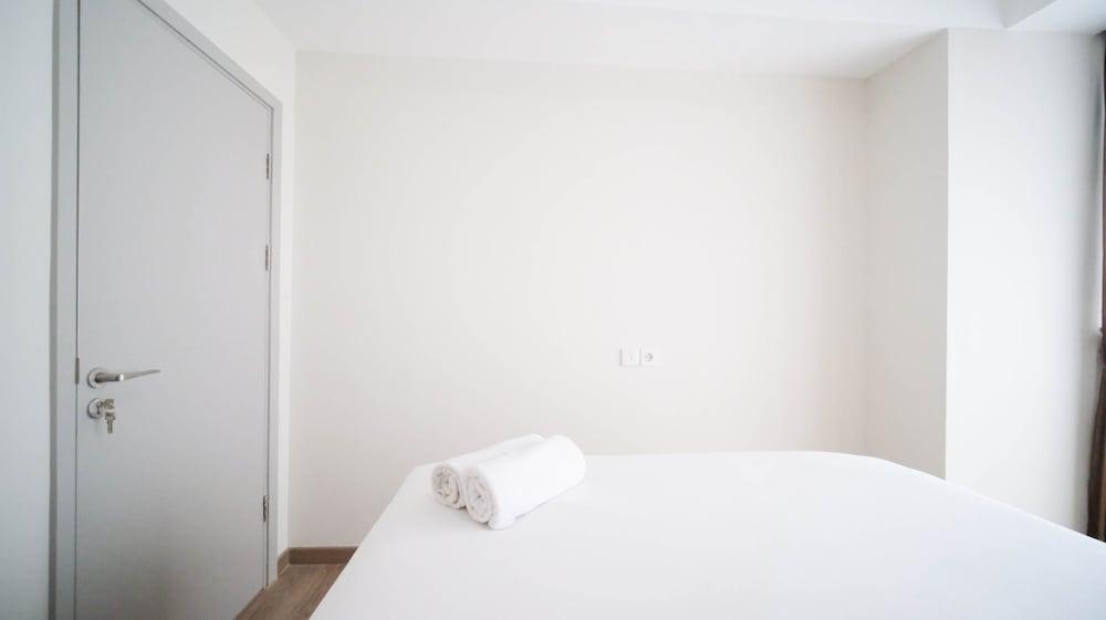 Nice 3Br Connected To Mall At Grand Sungkono Lagoon Apartment