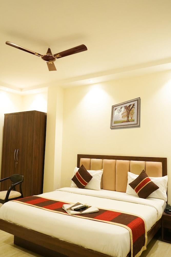 Roomshala 024 Luxury Stays Sector 12