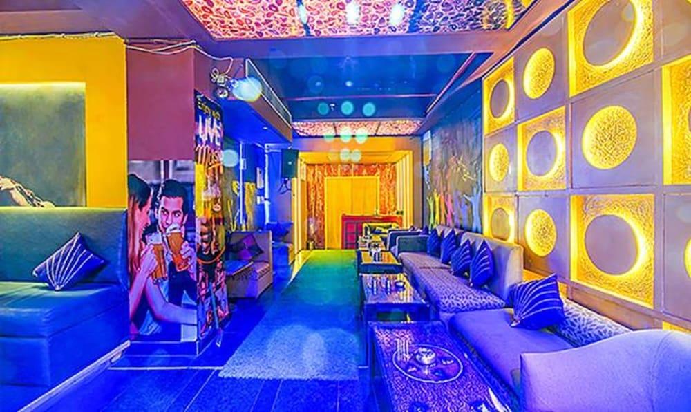 Fabhotel White Klove