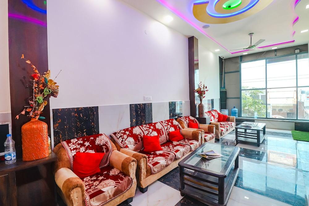 Fabhotel Chahat Palace