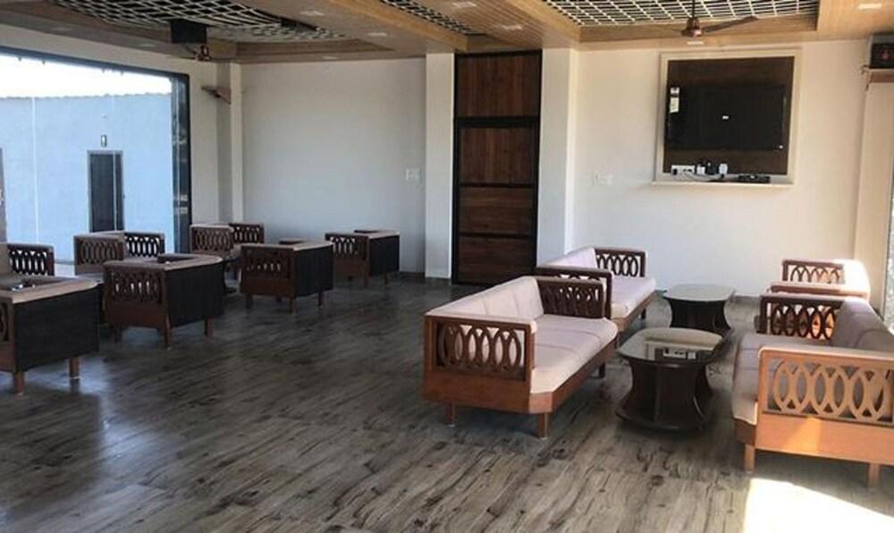 Fabhotel Celebrate Inn