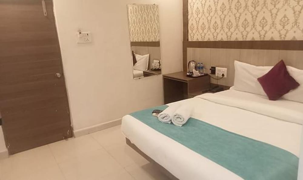 Fabhotel Rainbow Palace