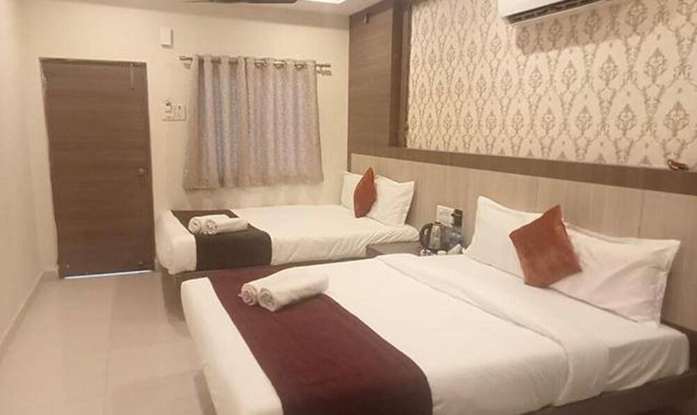 Fabhotel Rainbow Palace