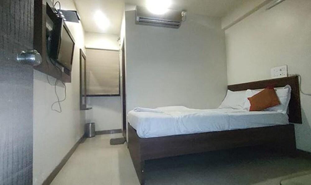 Fabhotel Shreeyash Residency