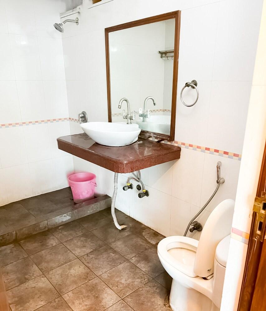 Roomshala 033 Silver Inn NFC