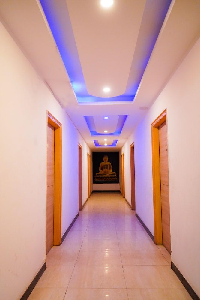 Roomshala 054 Hotel Mahal