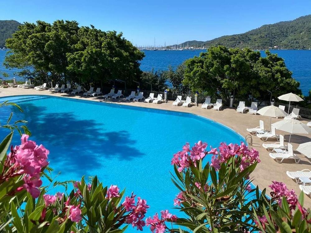 CLUB BELLAMARE  BEACH