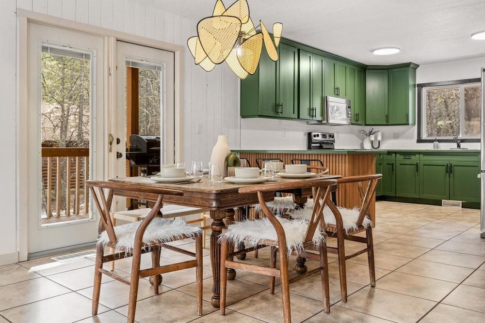 The Sleeping Moose Hot Tub Pool Table