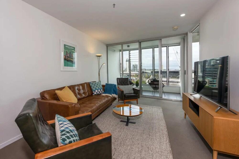 Convenient 2-bedroom Apt in Docklands With Pool