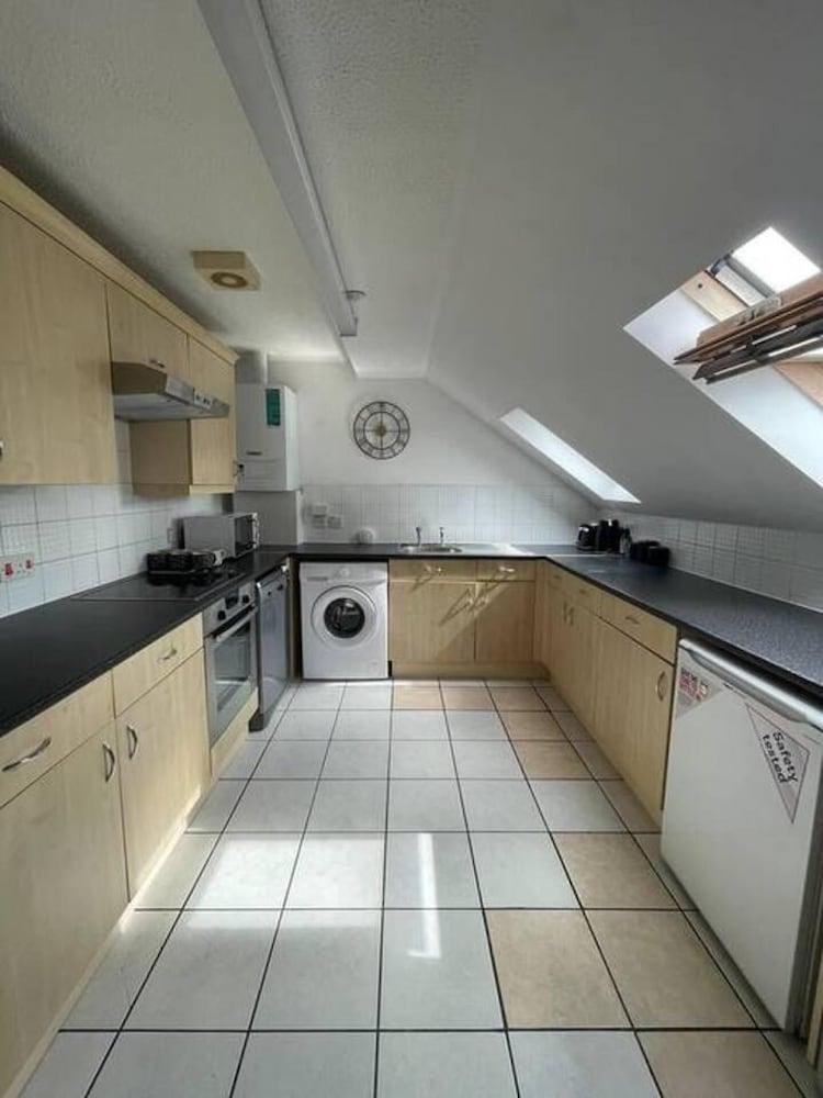Central top Floor 2-bed Apartment in Swindon