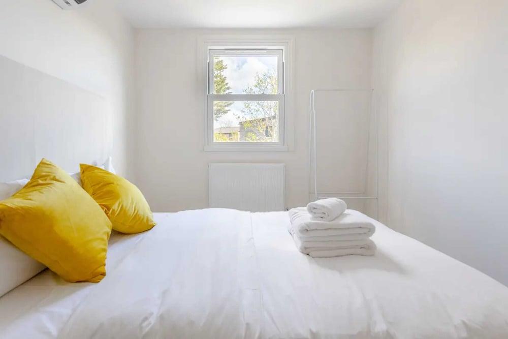 Chic & Modern 2BD Maisonette in Homerton