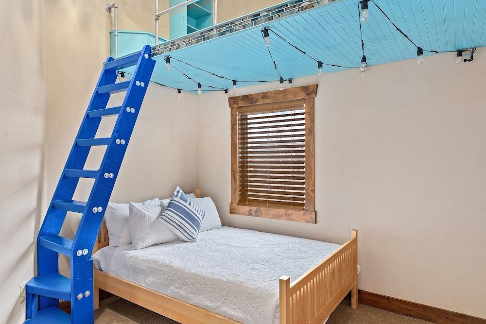 Cherry Drive 4 Bedroom Home by RedAwning