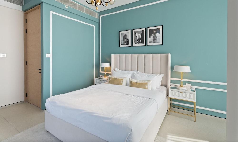 Aya - Canal View From this 1BR in Jumeirah Gate Tower 1