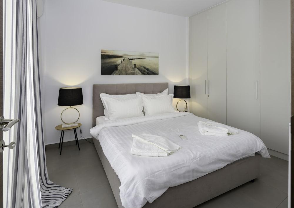 Flat with stunning views & prv parking