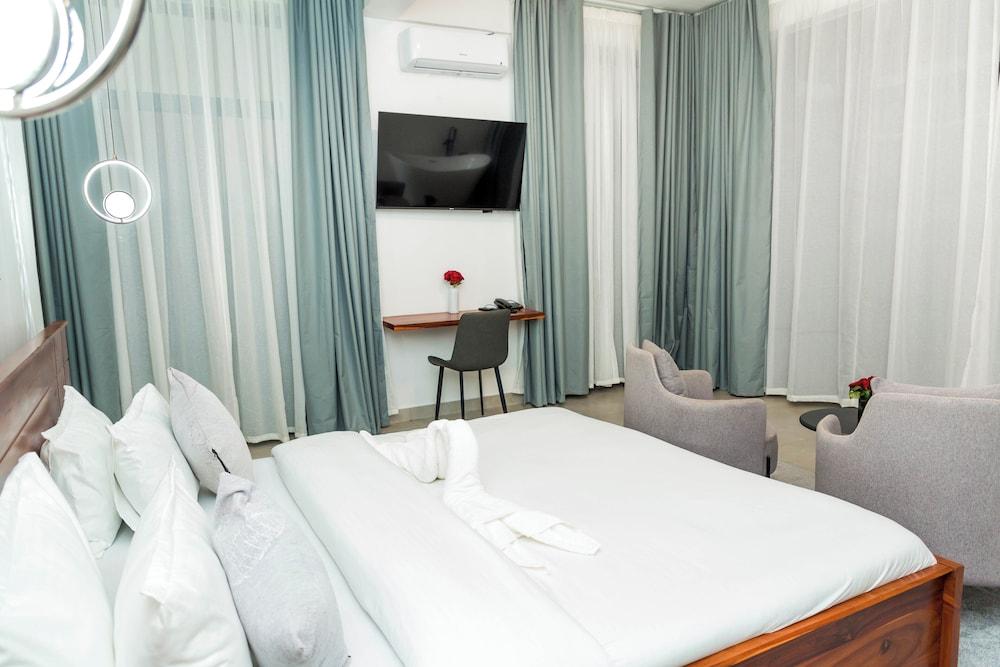 Shose Farmhouse Chalets & Campsite