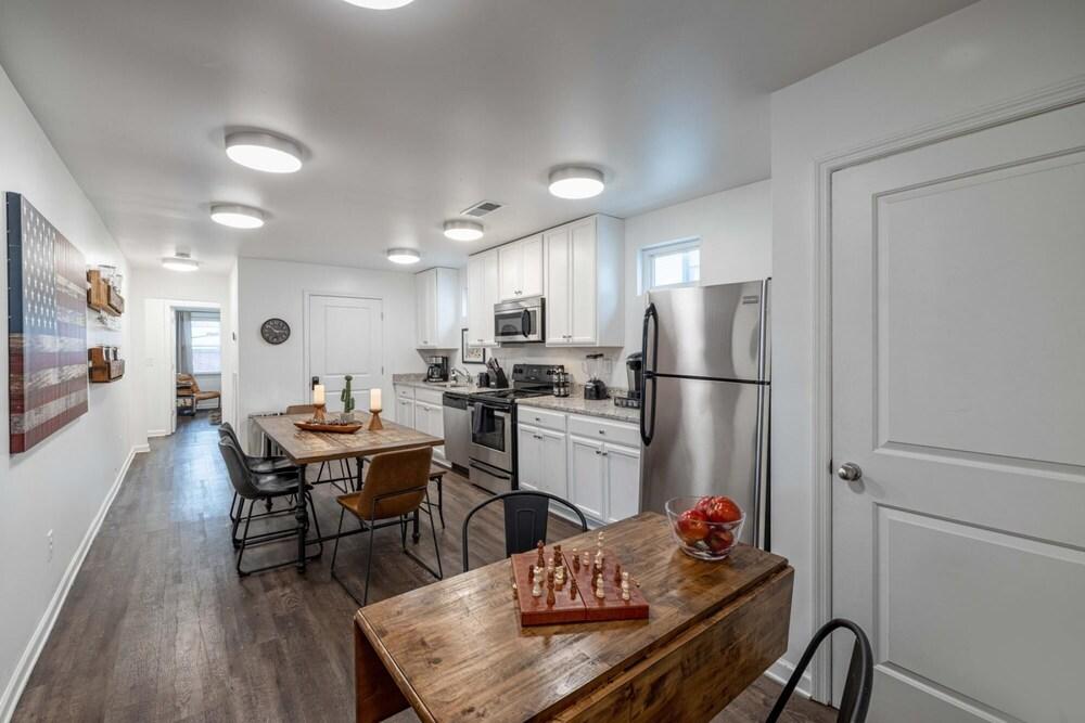 Close To Music Row Touchless 4bd Apartment