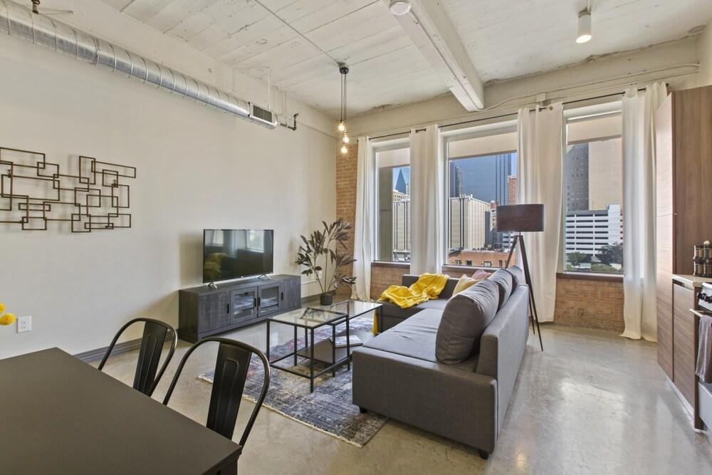 Convention Center 1bd In Prime Location