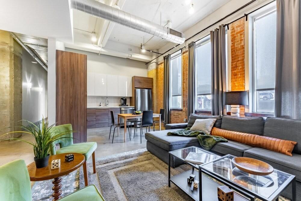 Convention Center 2bd Near Hotspots