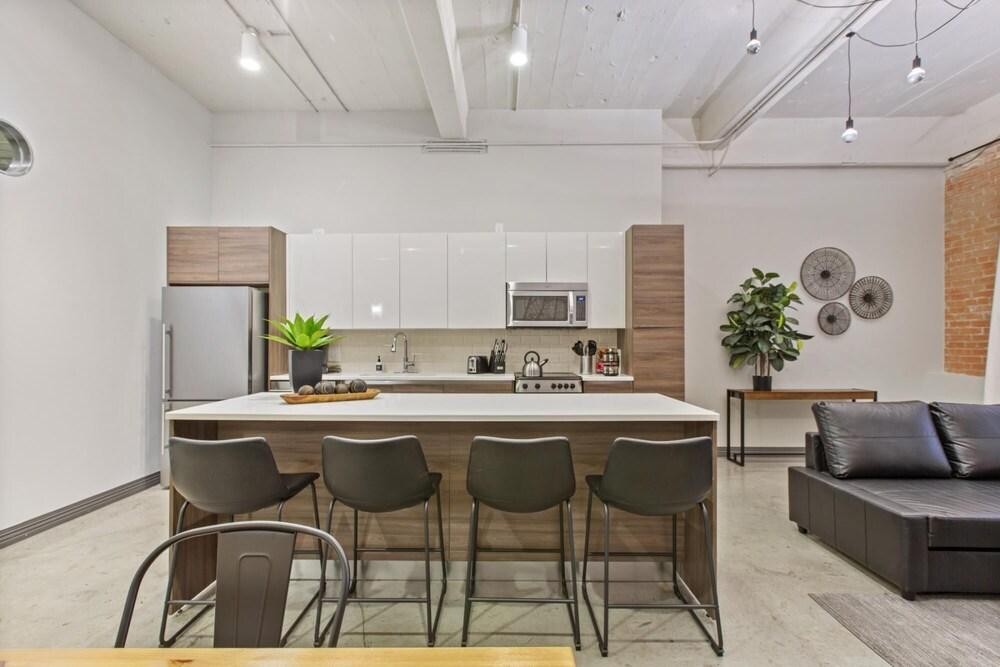 Convention Center Touchless 1 Bedroom