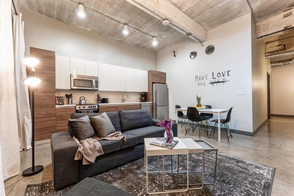 Convention Center Touchless 2bd Close to Shops