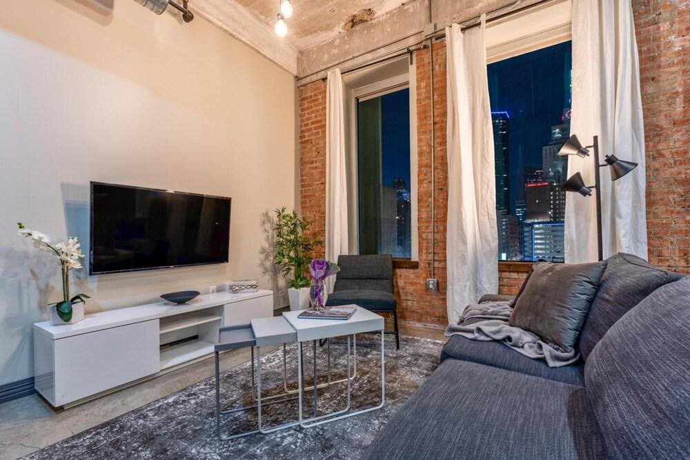 Convention Center Touchless 2bd Close to Shops