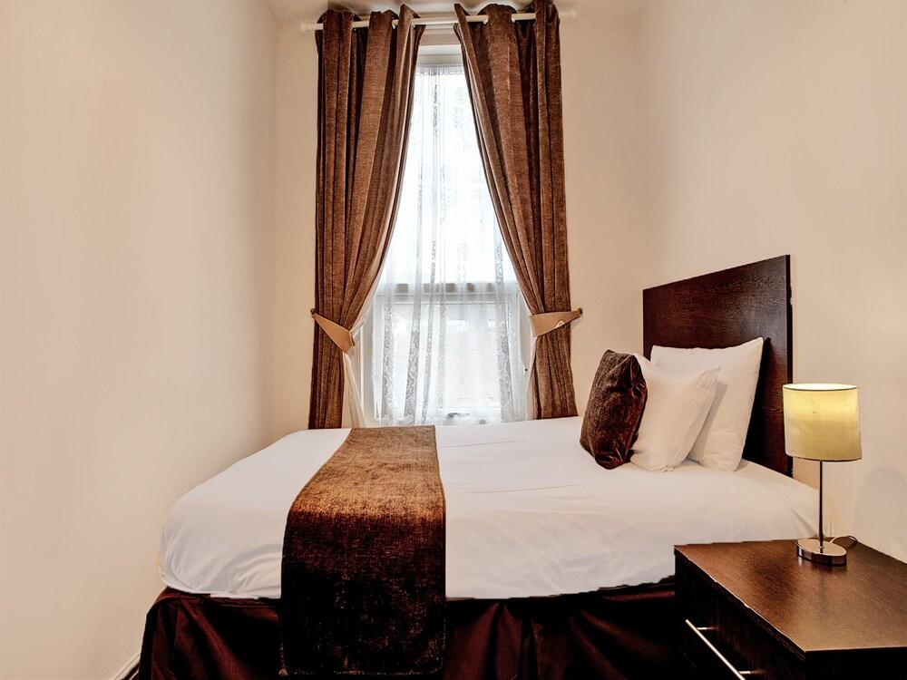 OYO The Waverley Hotel