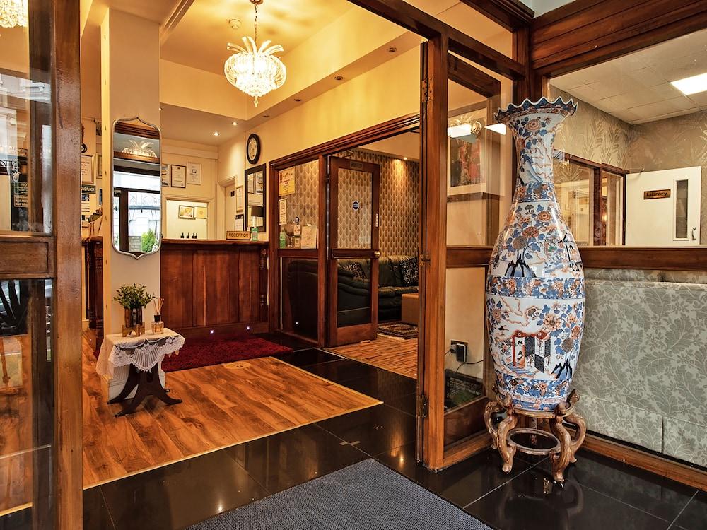 OYO The Waverley Hotel