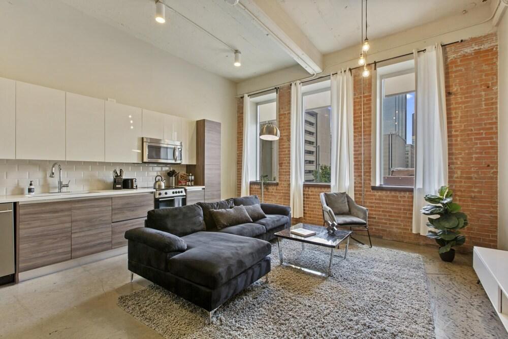 Convention Center Self Check - In 1bd in Downtown