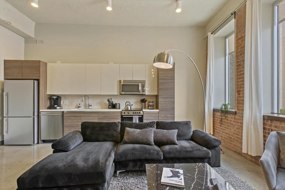 Convention Center Self Check - In 1bd in Downtown