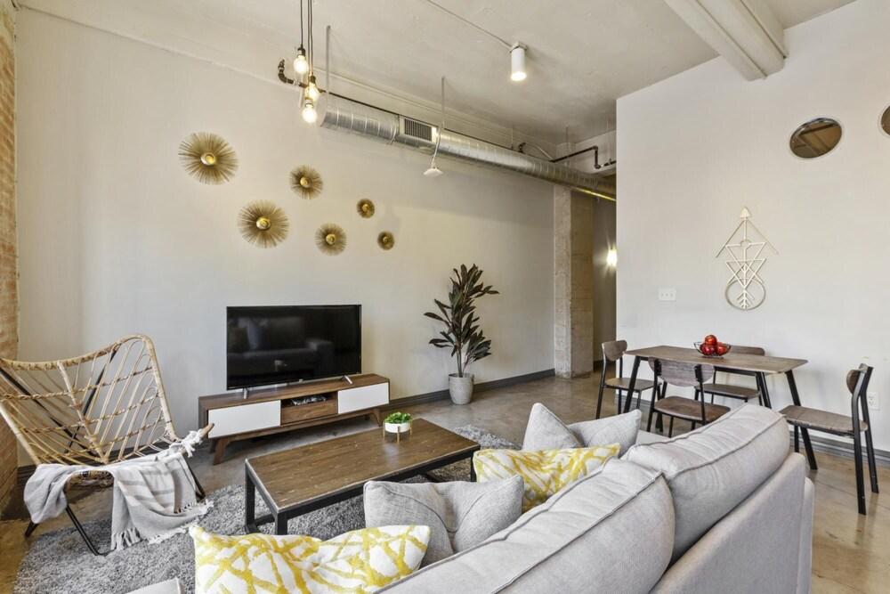 Convention Center Touchless 2bd Downtown