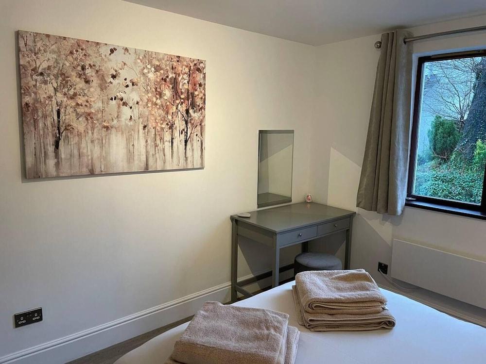 Gardenside, Free Private Parking