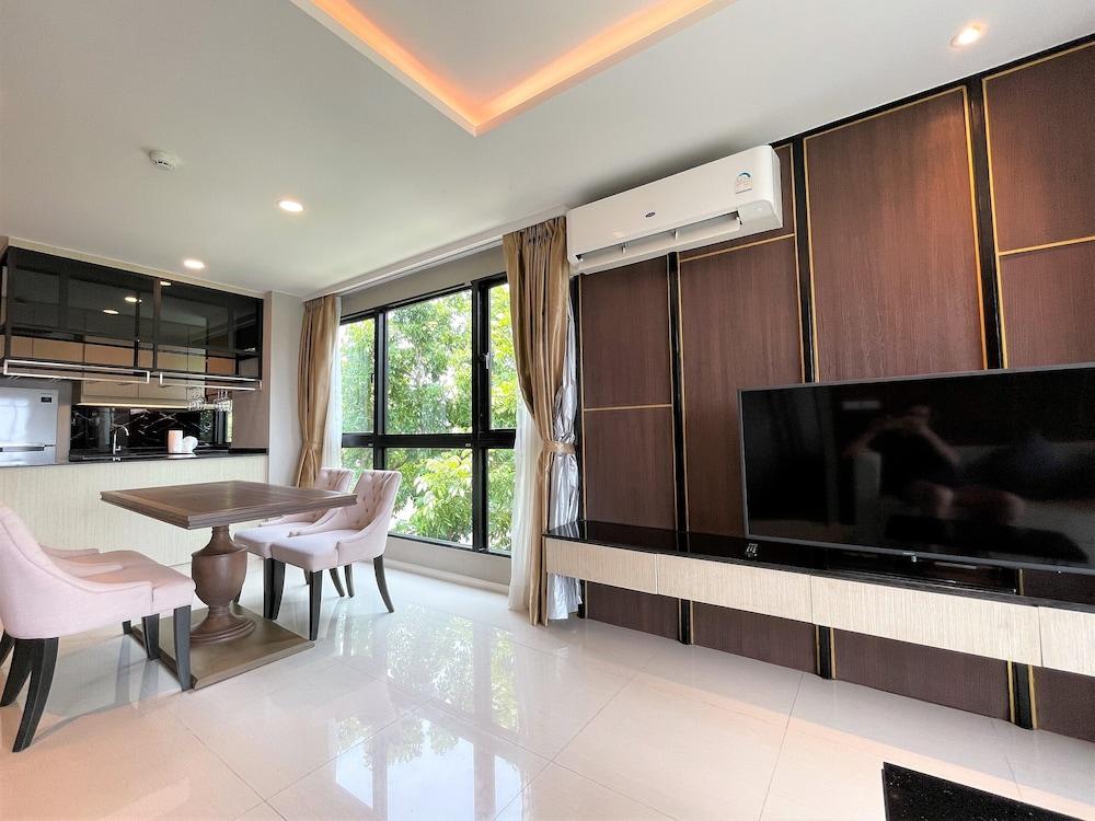 Deluxe apartment at Panora by Lofty