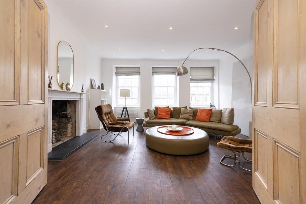 The Castle Duplex - 5 bed Old Town Home