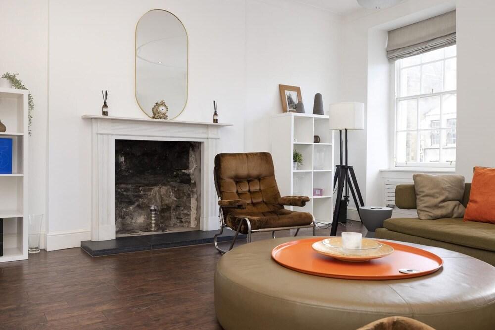 The Castle Duplex - 5 bed Old Town Home