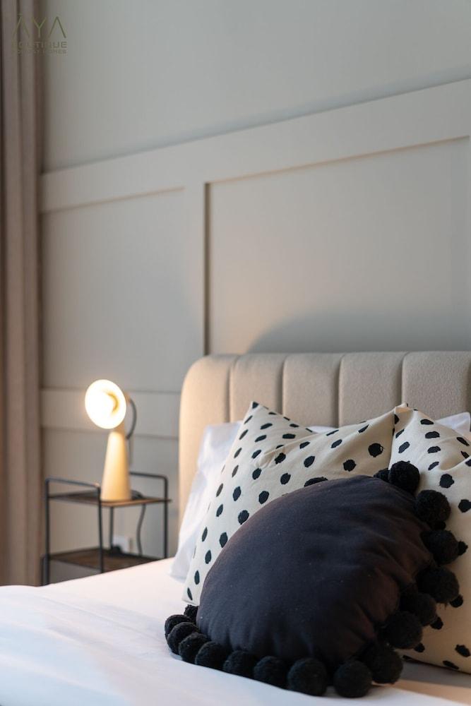 Aya - Elegant 1BR Apartment With Balcony and Creek Views