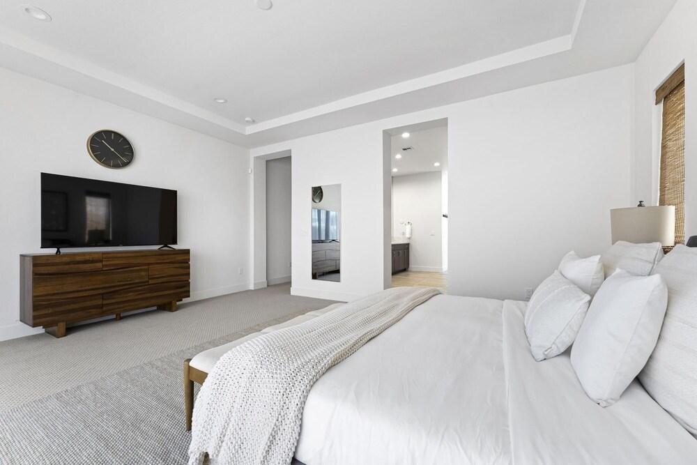 DT Reno - Luxurious 4BR Home w Dedicated Workspace
