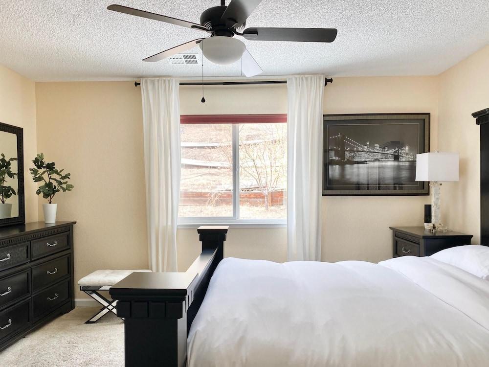 DT Reno - Classy Vacation Home w Backyard Patio