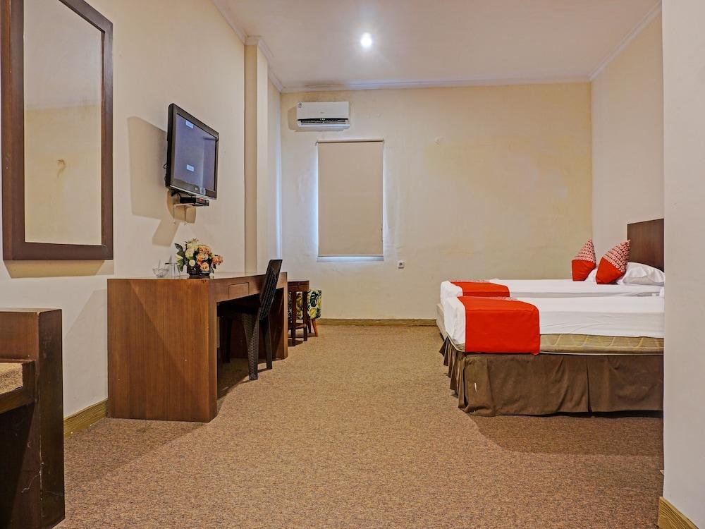 Collection O 91414 Hotel Marina Beach