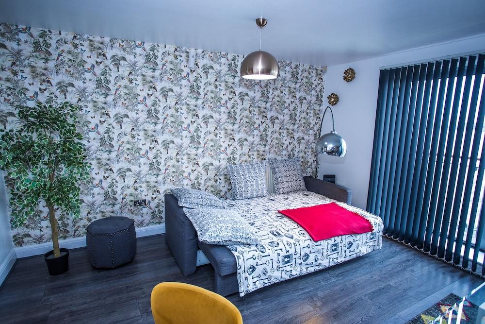 Remarkable 2-bed Apartment With Sea View