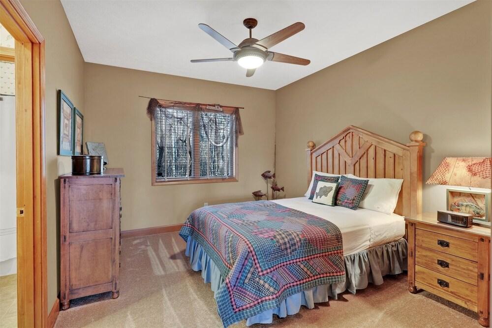 Peak Point Cabin 3 Bedroom Cabin by Redawning