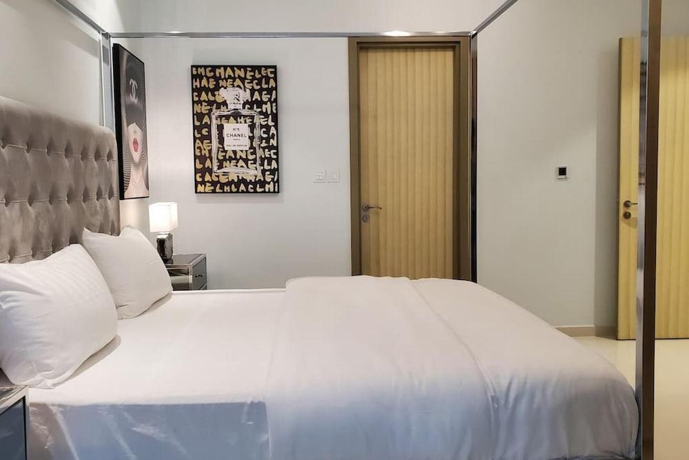 Ptr-6109 Luxury 2 BHK Paramount Midtown